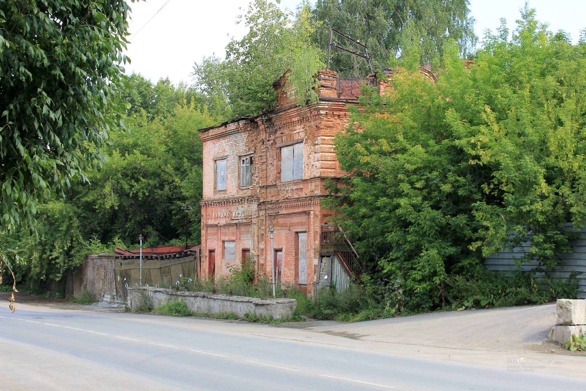 Октябрьский проспект, руины без номера, Невьянск (Nevyansk)